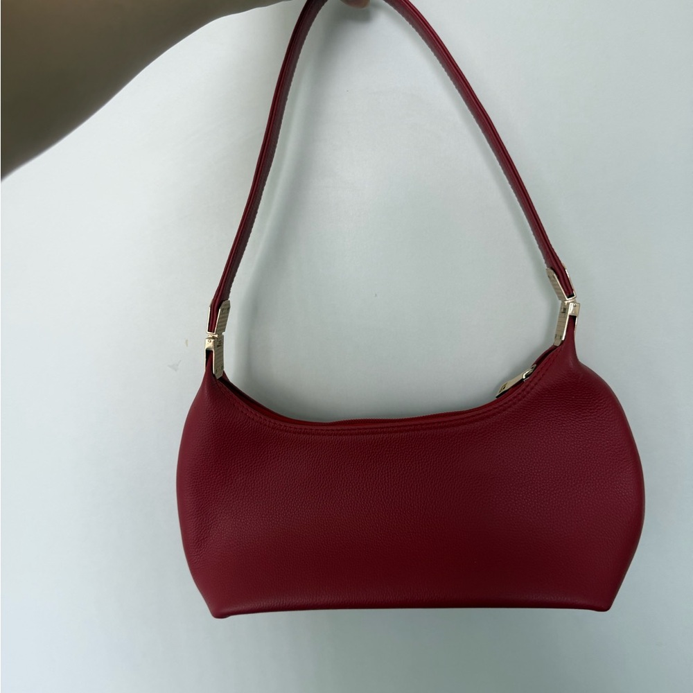 Classic Red Leather Shoulder Bag - Elegant Women - Picture 2 of 3